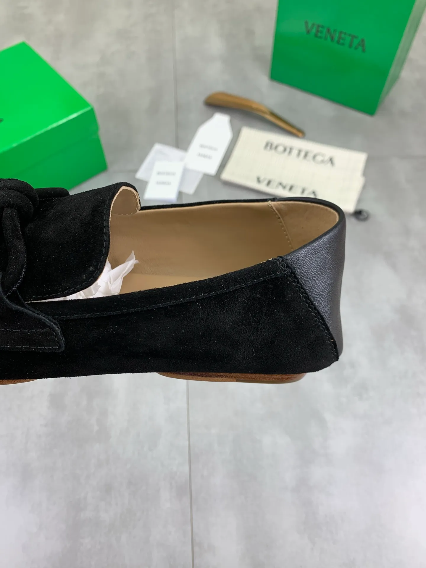 Factory price P760💰Top quality (genuine leather outsole series)💎💎💎 BOTTEGA VENETA official website synchronizes the latest model, top version of the highest version of BV business leather shoes in the market, accept material comparison, shoe type comparison, process comparison, practical and texture, versatile, suitable for any occasion, the more you look at it, the more flavorful it becomes. Pure hand-woven craftsmanship - upper material, imported original hand-woven calfskin - high-quality water-dyed sheepskin lining - original private model custom-made hand-made leather outsole -Size: female 35-39 (34 40 customized) male 39-44 (38 45 customized) Comes with original BV green box, complete packaging.